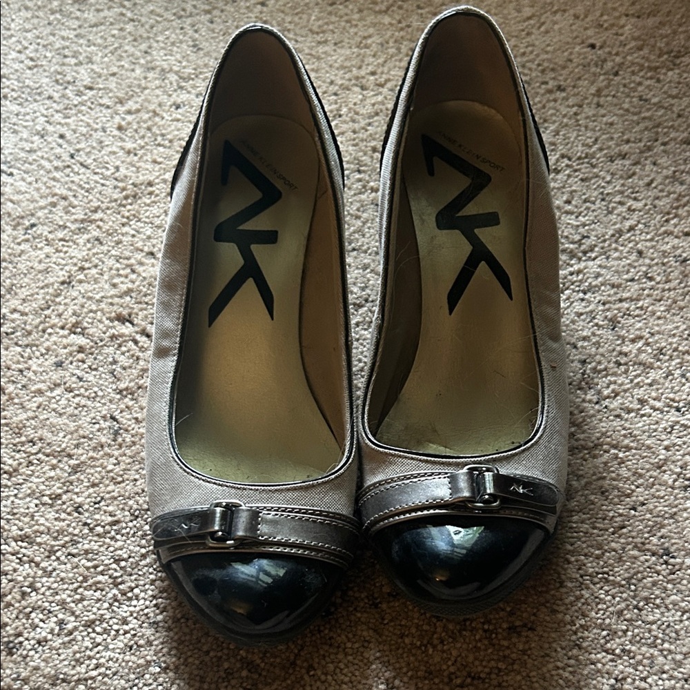 Anne Klein Black and Tan Flats